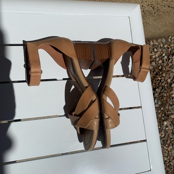 Clarks Collection tan block leather heels sandals size 7.5M - Picture 12 of 15